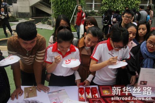 2月15日,在越南首都河内,参加“北京东盟文化之旅”活动的越南学生体验京剧脸谱彩绘。新华社记者乐艳娜摄