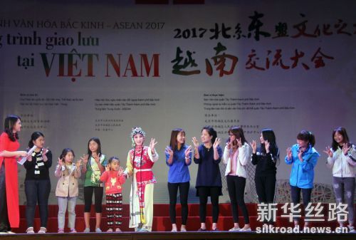 2月15日,在越南首都河内,参加“北京东盟文化之旅”活动的越南学生学习昆曲表演动作。 新华社记者乐艳娜摄