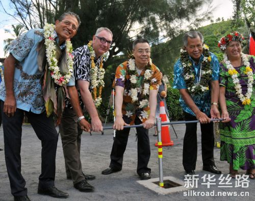 2月16日，在库克群岛拉罗汤加岛，库克群岛总理亨利·普纳（右二）、中国商务部国际贸易谈判副代表张向晨（中）等共同打开阀门。    新华社记者宿亮摄