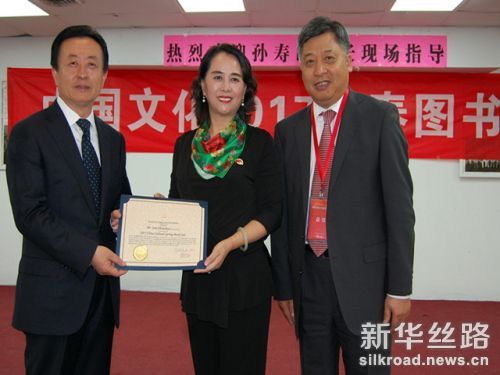 2月16日，休斯敦，李强民总领事（右一）在书展上。（新华社发，钟佳摄）