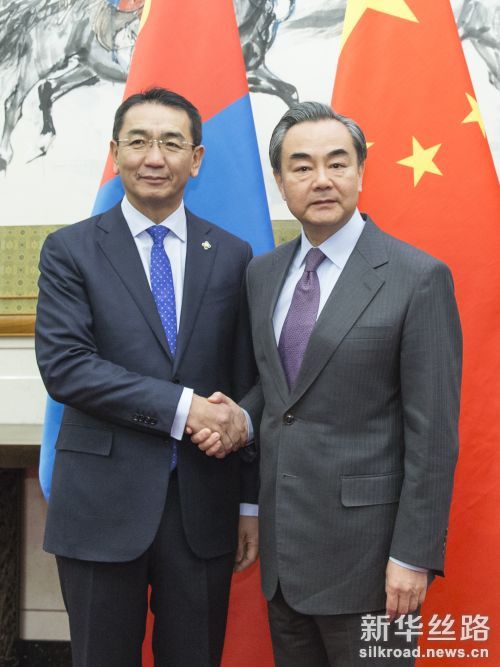 2月20日，中国外交部长王毅在北京与蒙古国外长蒙赫奥尔吉勒举行会谈。