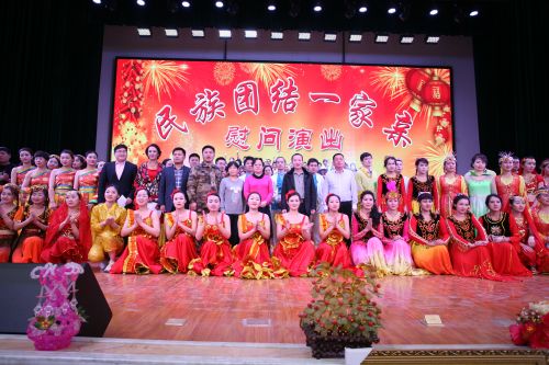 图一为民族团结一家亲慰问演出现场