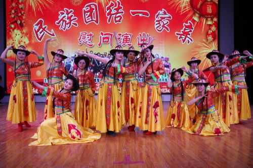 图三为阿克苏兵团支行的舞蹈节目美丽的新疆我爱你