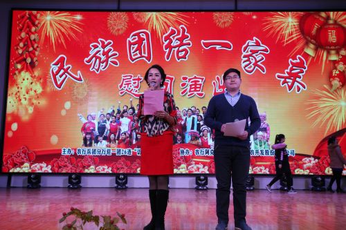 图七为基层文艺演出队的主持人主持节目很专业。