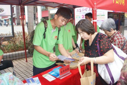志愿者向市民发放宣传手册。来源：海口市水务集团