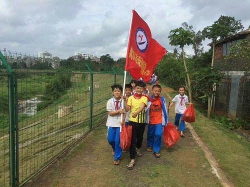 当地小学生参加公益活动。来源：海口市水务集团