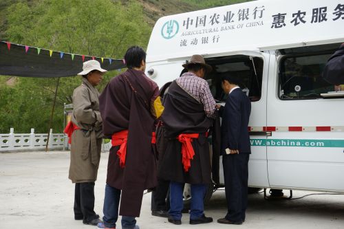 甘南分行利用流动服务车入村为牧民发放精准扶贫贷款