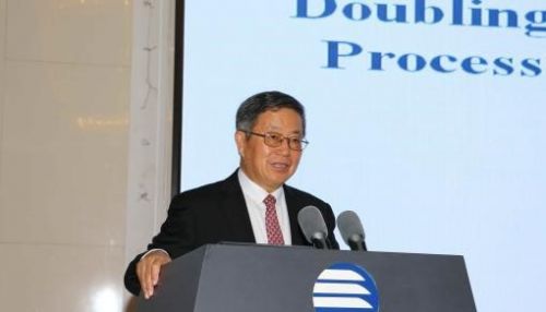 中国（海南）改革发展研究院院长迟福林27日在第九届中挪社会政策论坛暨第82次中国改革国际论坛时发表主旨演讲。　王子谦　摄