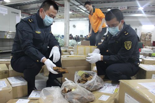 3月17日，深圳检验检疫局驻邮局工作人员在普邮工作点查获瑞典邮寄入境的树皮一箱。