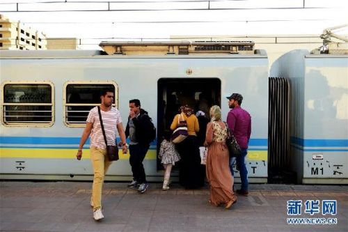 3月31日，乘客在埃及首都开罗的马阿迪地铁站等待乘车。新华社记者赵丁喆摄