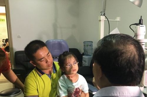 韩诗琪在海南眼科医院进行复查。 南海网记者 周静泊摄