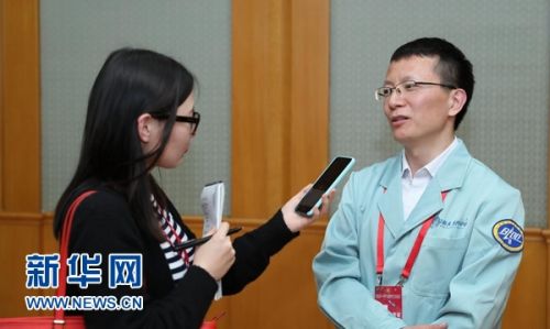 北京航天飞行控制中心总工程师助理崔晓峰接受记者采访。新华网记者 李清摄