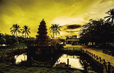 霞光下的澄迈县美榔村美榔双塔。 本报记者 李幸璜 摄