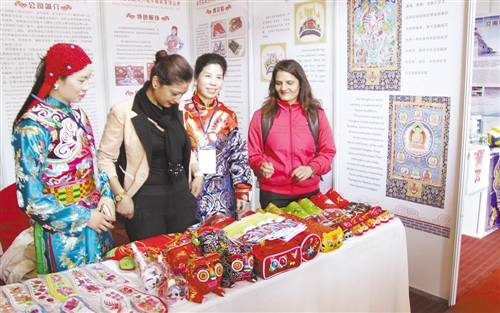 在日前举办的第六届尼泊尔国际贸易展览会上，甘肃企业展出商品受到当地客商青睐。（图片来源：经济日报 黄智杰摄）