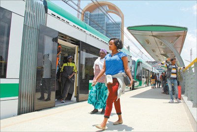 中国公司承建和运营的城市轻轨已经成为埃塞俄比亚首都亚的斯亚贝巴一道亮丽的风景。图为当地居民准备乘坐轻轨。（图片来源：人民日报 李志伟摄）