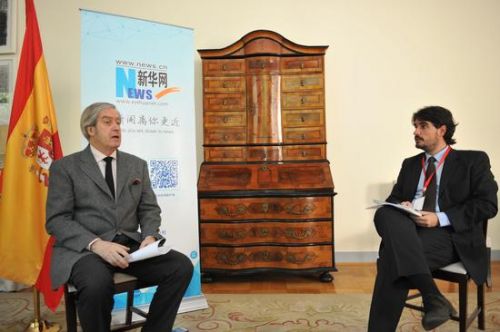 西班牙驻华大使曼努埃尔·瓦伦西亚接受新华社专访。 (摄影：新华网记者　徐昕)