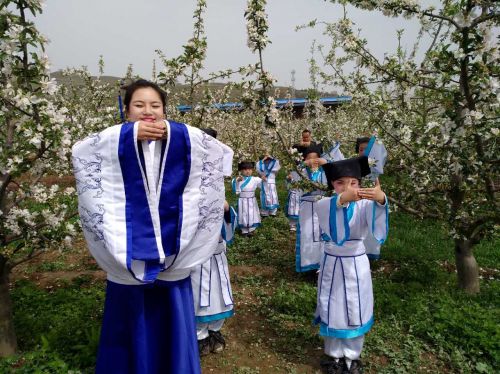 “苹果花开•探秘秦源”的活动现场2