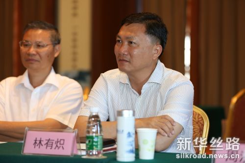 图为三亚市崖州区委书记林有炽认真听取与会专家讨论 郝金雷 摄