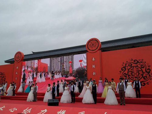“向高价彩礼说不”移风易俗新婚礼活动现场3