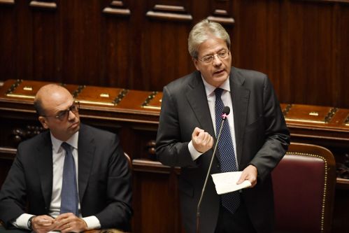 12月13日，在意大利罗马，意大利总理真蒂洛尼（右）在众议院对过渡政府进行信任投票前发表讲话。