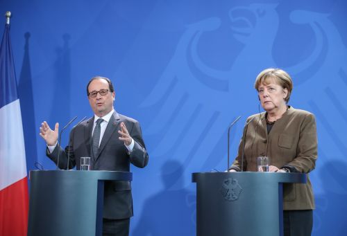 12月13日，在德国首都柏林，法国总统奥朗德(左)与德国总理默克尔出席新闻发布会。