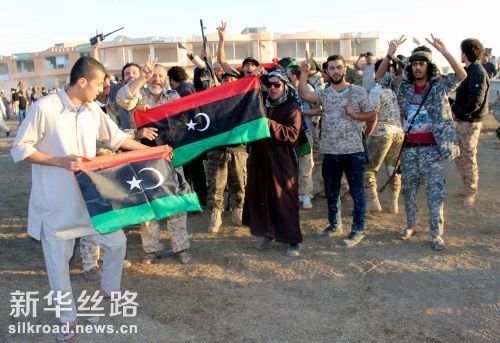 12月5日，利比亚政府卫队在苏尔特庆祝 新华社　路透