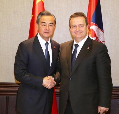 资料图：6月17日中国外交部长王毅（左）在贝尔格莱德应约会见塞尔维亚第一副总理兼外长达契奇