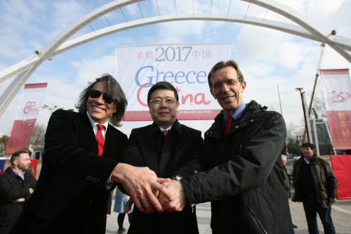 2月11日，在希腊塞萨洛尼基，中国驻希腊大使邹肖力（中）、希腊塞萨洛尼基国际贸易博览会董事长齐卡斯（右）和希腊古城联盟主席普西纳基斯在庆祝仪式上合影。