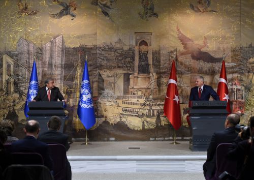2月10日，在土耳其伊斯坦布尔，联合国秘书长古特雷斯（左）和土耳其总理耶尔德勒姆出席新闻发布会。
