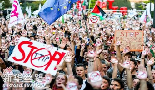 图为欧洲民众在布鲁塞尔举行抗议TTIP活动