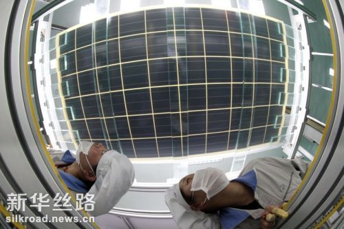 图为在江苏省赣榆县一家能源公司工人在检验出口欧洲的太阳能光伏产品