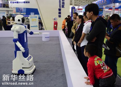 9月1日，一款智能讲解机器人吸引参会人员观看 记者杨青摄