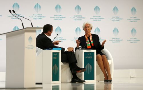 2月12日，国际货币基金组织（IMF）总裁拉加德（右）在阿联酋迪拜出席世界政府峰会。