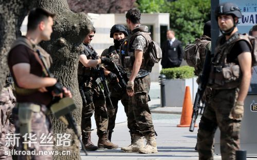 7月18日，在土耳其伊斯坦布尔，安全人员在街头执勤 新华社　欧新中文
