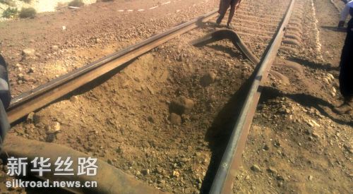 图为10月7日在巴基斯坦俾路支省默杰地区拍摄的在袭击中损坏的火车轨道　新华社发