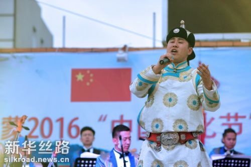 图为中国内蒙古鄂尔多斯民族歌舞剧院的艺术家在蒙古国后杭爱省表演
