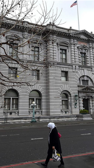 图为2月6日在美国旧金山，行人从美国联邦第九巡回上诉法院大楼前走过