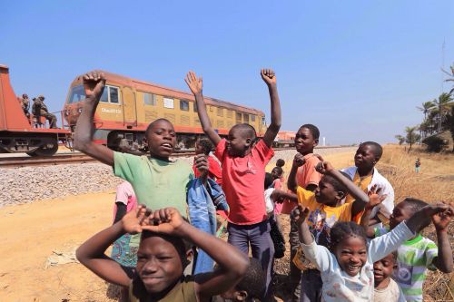 安哥拉孩子在由中国铁建建设的本格拉铁路沿线玩耍。拍摄于2014 年7 月，新华社照片。