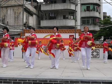老年志愿者用欢歌热舞倡导爱惜粮食、禁毒、法治、消防安全、环保等知识。来源：琼山区委宣传部