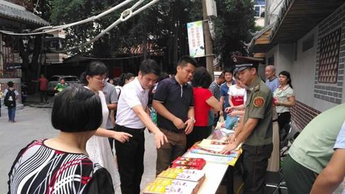 海口市双创指挥部入户测评组副组长何坤带领志愿者进行现场创建全国文明城市入户问卷调查工作。来源：琼山区委宣传部