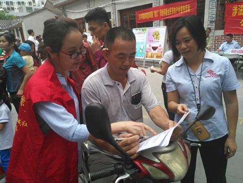 志愿者进行创建全国文明城市入户问卷调查。来源：琼山区委宣传部