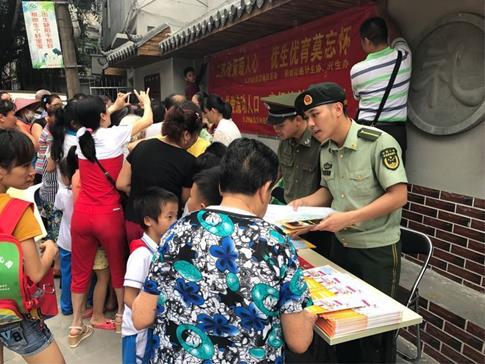 海口市消防、环保志愿者在向居民进行普法宣讲。来源：琼山区委宣传部