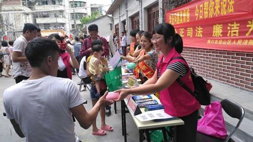 海口市司法局、妇联志愿者向居民进行普法宣讲。来源：琼山区委宣传部