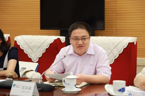 中国经济信息社副总裁匡乐成在闭门会上致辞