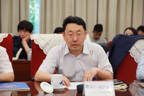 内蒙古自治区大数据发展管理局副局长张广收在闭门会上发言