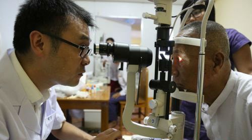 爱尔眼科国际援助医疗队主刀医生之一、爱尔眼科昆明医院白内障科主任杨建宇医生20日为缅甸白内障患者复查。