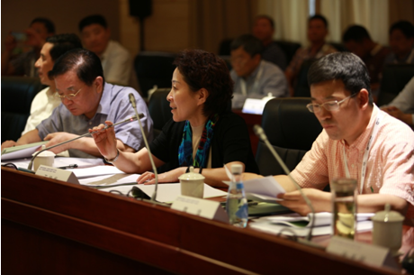 中国中药协会秘书长全国中药标准化技术委员会秘书长王桂华主持会议