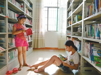 在保亭县农家书屋，小学生很放松地在阅读。郑海鸥摄