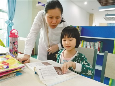 在保亭县图书馆，市民悠闲地阅读。郑海鸥摄