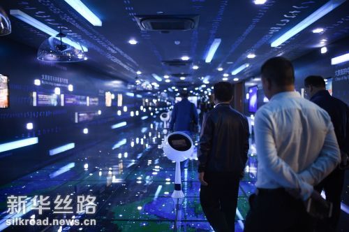 5月25日，参观者在贵州大数据综合试验区展示中心内的“时光隧道”参观 记者刘续摄